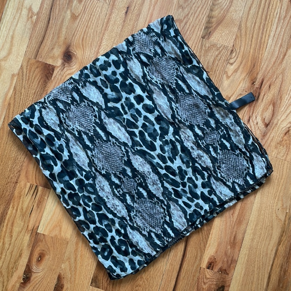 H&M gray and black snake print scarf 20” x 75”